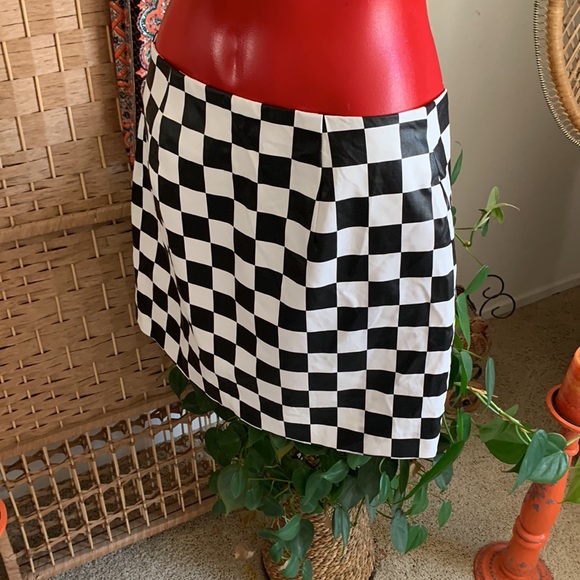 Super cute Mini checkered skirt - Picture 2 of 3